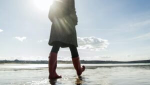 France, Bretagne, Finistere, Crozon peninsula, woman walking on the beach